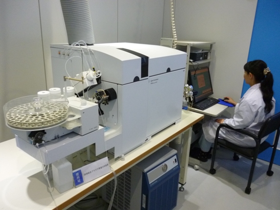 誘導結合プラズマ質量分析装置（ICP-MS）の写真